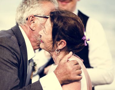 Üst düzey çift sahilde evleniyor