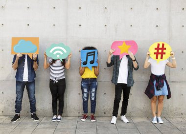 Gençler yüzlerini ile sosyal medya simgeleri kapsayan