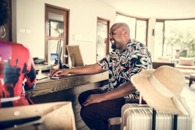 Konuklar otele check-in