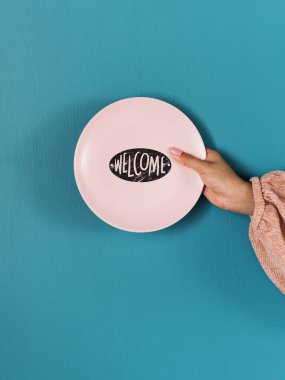 Pembe plaka mockup tasarım alanı