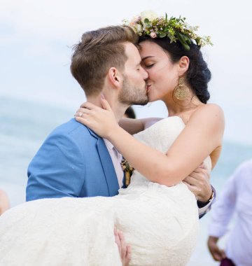 Genç çift düğün resepsiyonunda öpüşme