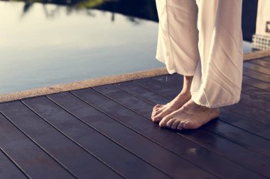 Havuzun yanında Yoga uygulamak kıdemli yetişkin