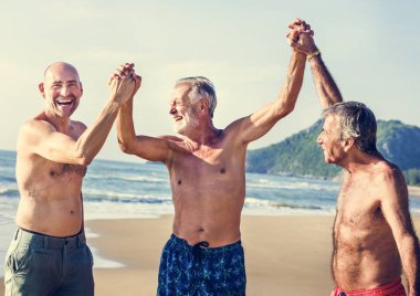 Yaz aylarında plaj keyfi kıdemli arkadaşlar