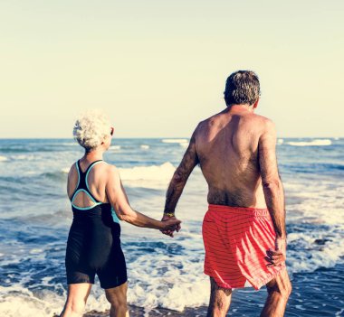 Yaz aylarında plaj keyfi kıdemli arkadaşlar