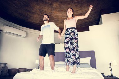 Genç çift yatakta atlama