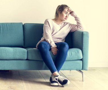 Stres altında beyaz bir kadın portresi