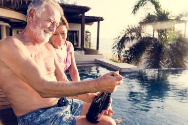 Üst düzey iki şampanya şişesi açma