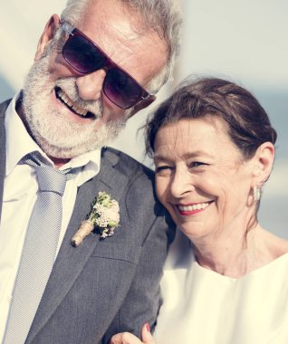 Üst düzey çift sahilde evleniyor