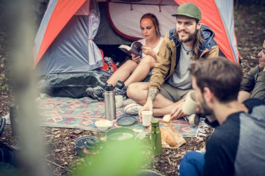 Birlikte ormanda kamp arkadaşları