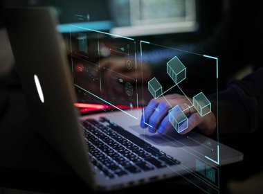 yazılım sistemi programlama dizüstü touchpad üzerinde el 