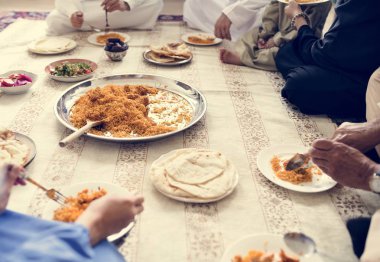 Müslüman aile katta, akşam yemeği kutluyor ramazan