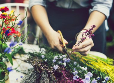 Düzenleme ve makas ile çiçek dekorasyon kadın