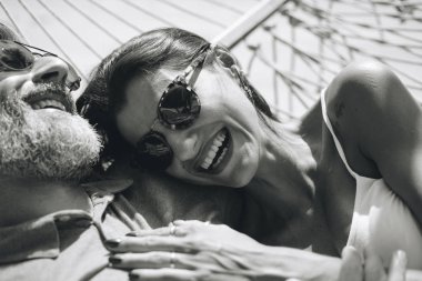 Birlikte bir hamakta dinlenme çift