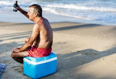 Sahilde içki içiyorum arkadaşlar