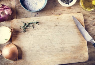 Kesme tahtası ve sebze ahşap bir masa üzerinde