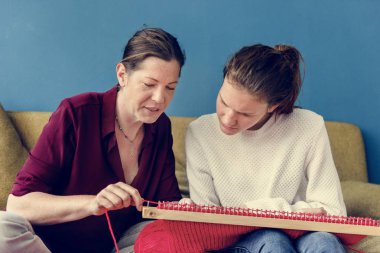 Anne ve kızı dikiş makinesi kullanma 