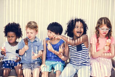 Yaz aylarında dondurma yeme çocuklar