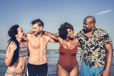 plajda eğlenmek arkadaşlar