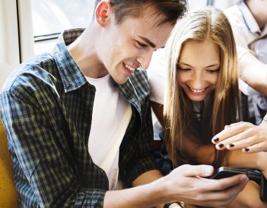Akıllı telefonlar metroda kullanarak genç yetişkin arkadaş grubu