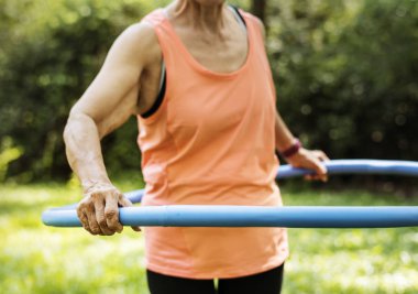 Park, hula hoop ile egzersiz kadın kıdemli kırpılmış görüntü