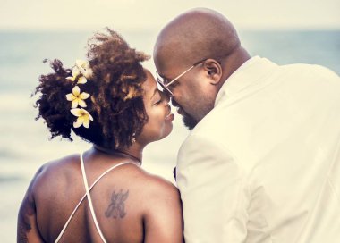 Afrika kökenli Amerikalı çift sahilde evleniyor öpüşme