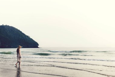 Kumsalda Yürüyen Kadın