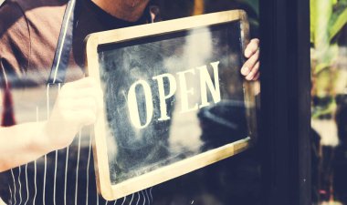 Adam Dükkanı açık işareti koyarak