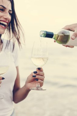Kumsalda şarap içen çift.