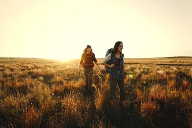 Çift vahşi doğada hiking