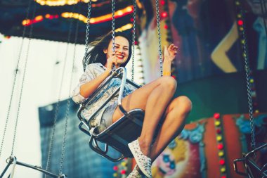 Lunapark keyfi kız