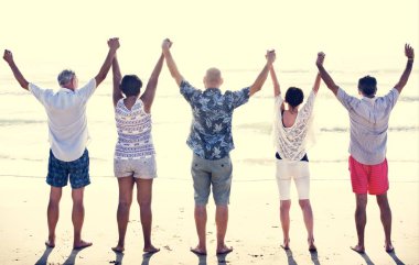 Grup yaşlılar sahilde