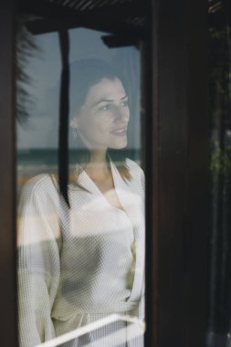 Kadın onun otel oda pencereden dışarı bakarak