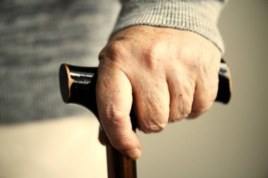 Bir baston tutan yaşlı kadın closeup