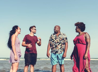 Farklı arkadaş plajda eğlenmek