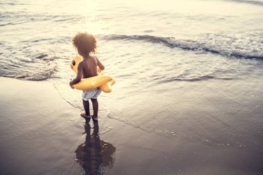 Şirin bebek sahilde ördek tuplü