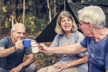 Arkadaşlar kamp sırasında orman doğada, kahve molası verdikten 