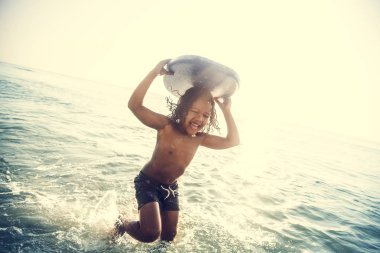 Plajda oynayan küçük çocuk