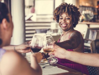 Bir restoranda kutlama arkadaş grubu