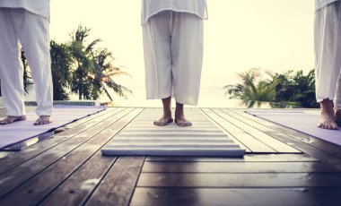 Grup pratik yoga havuzun yanında yaşlılar