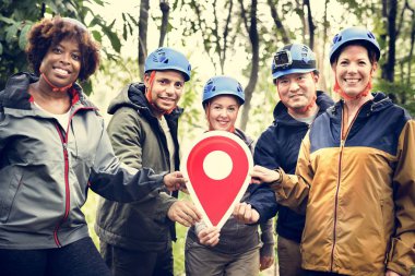 Etkin arkadaş bir onay nokta sembolü holding