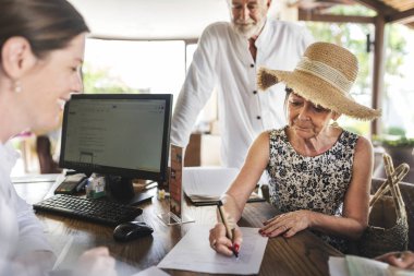 Konuklar otele check-in