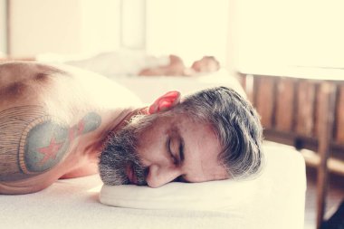 Çift rahatlatıcı bir spa salonu