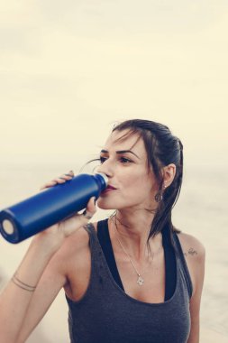 Antrenmandan sonra su içen kadın