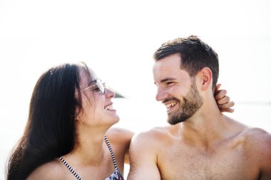 Yüzme havuzunda rahatlatıcı Çift