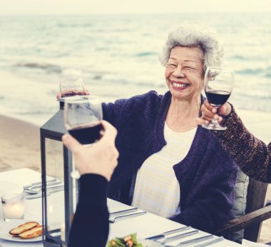 Olgun arkadaşlarım sahilde şarap içme