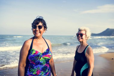 Üst düzey arkadaş sahilde soğutma