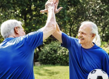 Çak bir beşlik Park veren iki sportif erkekler