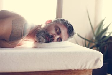 Adam bir kaplıca tedavisi ile rahatlatıcı