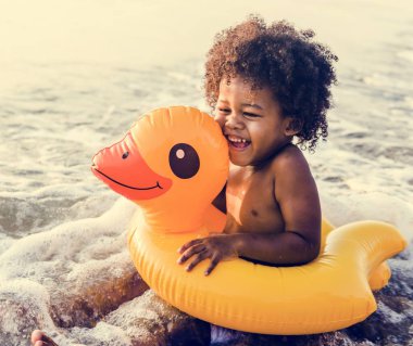 Şirin bebek sahilde ördek tuplü