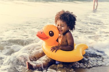 Şirin bebek sahilde ördek tuplü